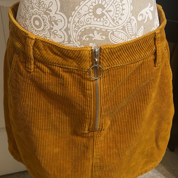 Corduroy Arizona Jeans Mini skirt, golden color, sz 11 - Picture 5 of 6